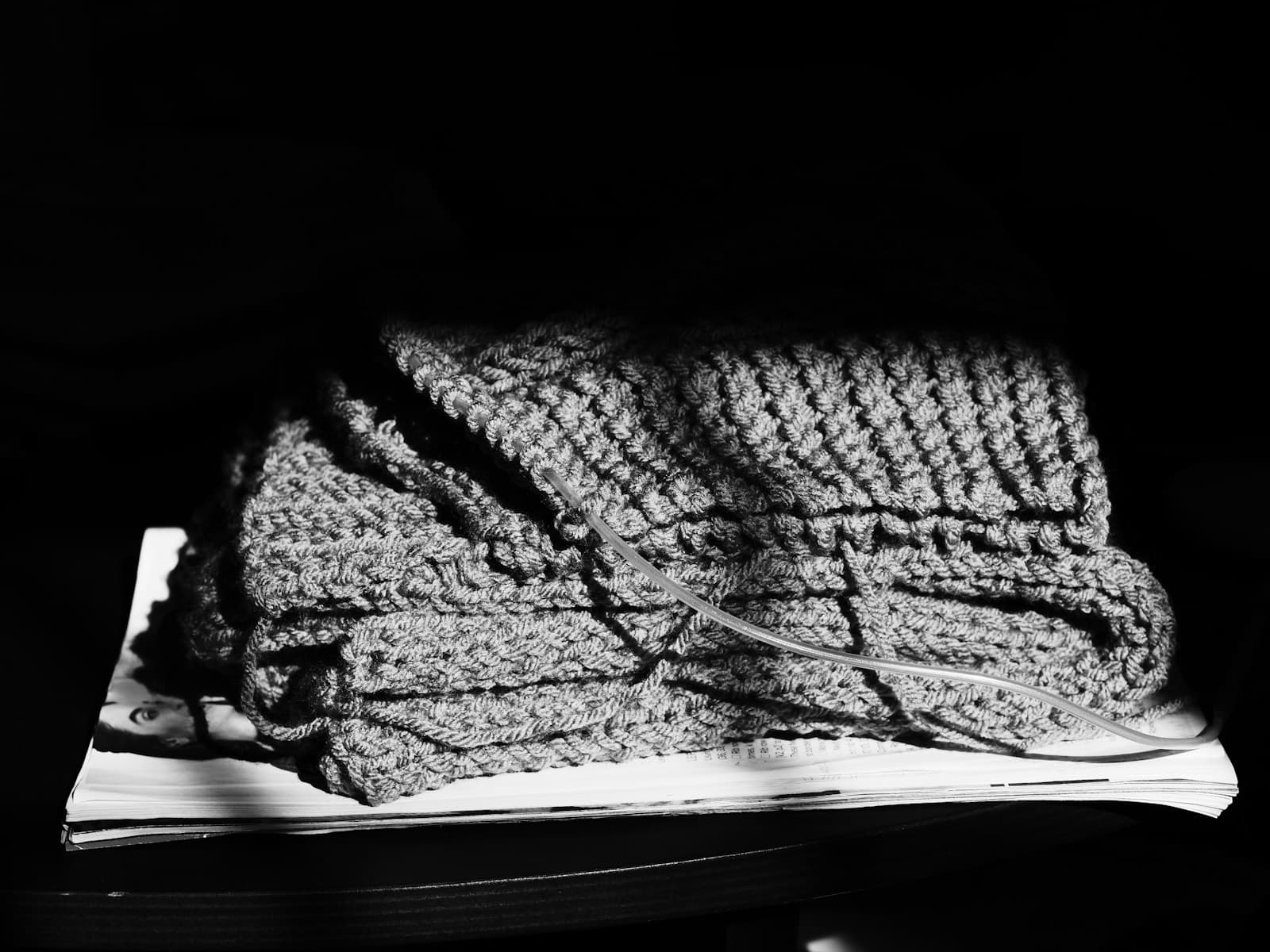Un tissu en maille plié, photographié de près.
